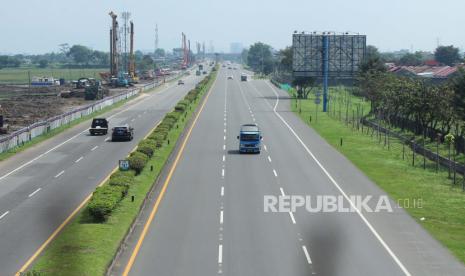 Sejumlah kendaraan melaju di Tol Cileunyi, Kabupaten Bandung, Jawa Barat. BPBD Jabar menyebutkan ada 87 titik rawan longsor di jalur mudik.