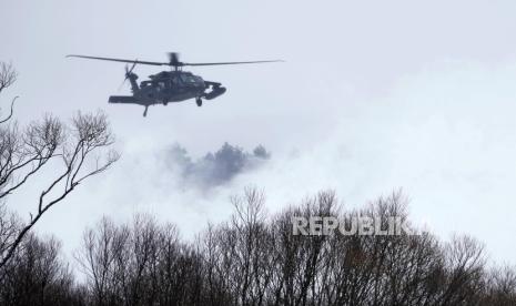  Sebuah helikopter militer terbang di atas bandara lokal di Arlamow, Polandia tenggara, dekat perbatasan dengan Ukraina, pada Senin, 28 Februari 2022. Presiden Vladimir Putin secara dramatis meningkatkan ketegangan Timur-Barat dengan memerintahkan pasukan nuklir Rusia dalam siaga tinggi menyusul pelumpuhan baru. Sanksi Barat yang memaksa Bank Sentralnya menaikkan tajam suku bunga utamanya pada hari Senin untuk menyelamatkan rubel dari keruntuhan.