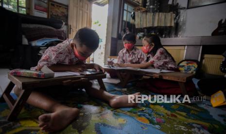 Sejumlah siswa mengikuti kelas les di rumah guru les di Jalan Masjid Al-Falah, Pasar Minggu, Jakarta Selatan, Kamis (3/9). Kehadiran guru les pada masa pembelajaran jarak jauh (PJJ) dapat mempermudah proses belajar siswa mengingat kegiatan sekolah tatap muka hingga saat ini belum dilaksanakan. Dalam proses mengajar guru les Emi Sarirahmi (53) mengimbau sejumlah siswa untuk menggunakan masker dan menerapkan protokol kesehatan, kelas les tersebut dimulai dari jam 09.00-21.00 WIB yang dibagi menjadi tiga kelas dengan jumlah siswa maksimal 2 sampai 4 orang untuk menghindari kerumunan. Republika/Thoudy Badai