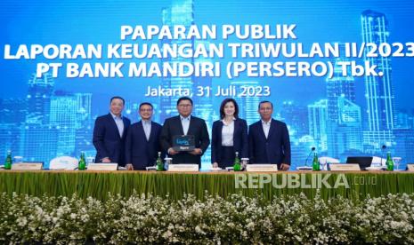 Jajaran direksi PT Bank Mandiri (Persero) Tbk saat konferensi pers paparan kinerja di semester I 2023, Senin (31/7/2023).