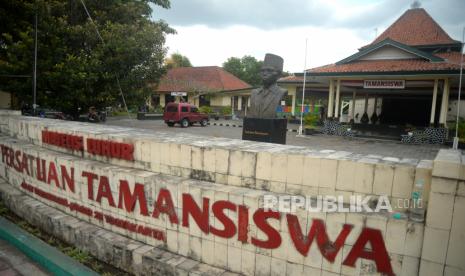 Kondisi Komplek Perguruan Tamansiswa pascatawuran di Jalan Tamansiswa, Yogyakarta, Senin (5/6/2023). Komplek Perguruan Tamansiswa menjadi lokasi evakuasi anggota PSHT saat tawuran dengan warga pada Ahad (4/6/2023) malam. Imbasnya salah satu bangunan yakni Museum Dewantara Kirti Griya ditutup sementara karena mengalami sedikit kerusakan.