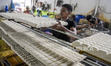 Pekerja menyelesaikan pembuatan tahu di salah satu pabrik di Sentra Industri Tahu Cibuntu, Babakan Ciparay, Kota Bandung. Pemerintah berencana memberikan subsidi kedelai impor yang tengah mengalami kenaikan harga. Sasaran subsidi itu khusus untuk para perajin tahu dan tempe. Pemerintah pun diminta untuk memastikan data importir agar tidak terjadi kebocoran anggaran subsidi.