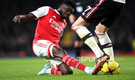 Gelandang Arsenal Thomas Partey (kiri) berusaha merebut bola dari kaki lawannya.