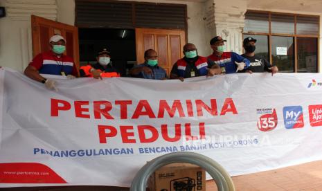 Unit Manager Communication Relation and CSR PT Pertamina RU VII Kasim, Dodi Yapsenang (ketiga kanan) berfoto bersama Wali Kota Sorong Lambertus Jitmau (ketiga kiri) saat penyerahan bantuan di kantor Wali Kota Sorong, Kota Sorong, Papua Barat, Sabtu (18/7/2020). PT Pertamina RU VII Kasim melalui program Pertamina Peduli menjadi BUMN pertama yang memberikan bantuan sosial berupa bahan makanan, mesin pompa air dan kebutuhan masyarakat terdampak Banjir dan longsor yang terjadi di Kota Sorong, Kamis (16/7/2020). ANTARA FOTO/Olha Mulalinda/hp.