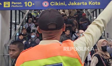 Petugas membantu pengguna KAI Commuter Line mencari arah lokasi peron anyar pada Switch Over Ketujuh di Stasiun Manggarai, Jakarta Selatan, Rabu (20/12/2023). 