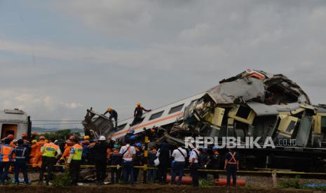 Petugas melakukan proses evakuasi korban tabrakan kereta di Cicalengka, Kabupaten Bandung, Jawa Barat, Jumat (5/1/2024). Tim SAR Gabungan berhasil mengevakuasi seluruh korban meninggal dunia kecelakaan rangkaian kereta api lokal Bandung Raya yang bertabrakan dengan kereta api Turangga. PT KAI menyatakan 4 orang meninggal dunia akibat kecelakaan tersebut. Penyebab kecelakaan hingga kini masih dalam proses penyelidikan.