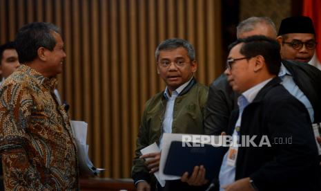 Wakil Menteri Keuangan (Wamenkeu) Suahasil Nazara (tengah) usai memberikan keterangan pers di Jakarta, Rabu (1/3/2023). Dalam kesempatan tersebut (Wamenkeu) menyampaikan perkembangan tindak lanjut terhadap Sdr.RAT dan Sdr. ED sekaligus sinergi Kemenkeu dan KPK dalam Pengawasan pegawai kementerian Keuangan. 