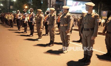 Pemerintah Kota (Pemkot) Bandung gencar melakukan patroli pengamanan phhysical distancing guna memutus pernyebaran virus corona, Sabtu (11/4) malam. Satuan Polisi Pamong Praja (Satpol PP) Kota Bandung, Dinas Perhubungan (Dishub) Kota Bandung dan TNI ikut serta dalam patroli skala besar yang digelar Polda Jawa Barat