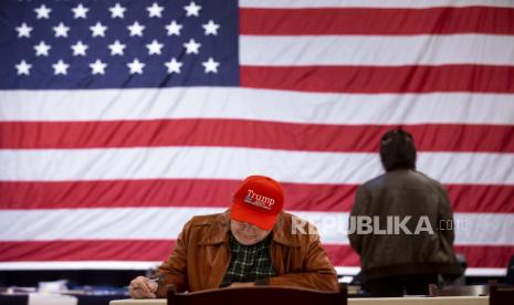  Seorang pendukung Trump memberikan suara dengan surat suara tertulis pada hari pemilihan di tempat pemungutan suara di Old Stone School di Hillsboro, Virginia, AS, 08 November 2022. Pemilihan paruh waktu AS diadakan setiap empat tahun pada titik tengah setiap masa jabatan presiden dan tahun ini termasuk pemilihan untuk semua 435 kursi di DPR, 35 dari 100 kursi di Senat dan 36 dari 50 gubernur negara bagian serta banyak kursi lokal dan masalah pemungutan suara lainnya. Trump akan Umumkan Pencalonan Presiden 2024 Pekan Depan