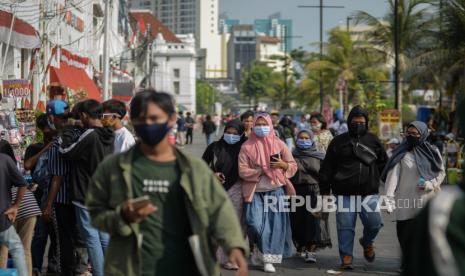 Wisatawan memadati kawasan Kali Besar Kota Tua. Pemprov DKI Jakarta kembali memberlakukan PSBB seiring meningkatnya kasus Covid-19.