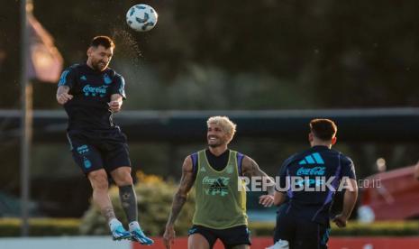 Lionel Messi (kiri) berlatih bersama rekan-rekannya di timnas Argentina. 