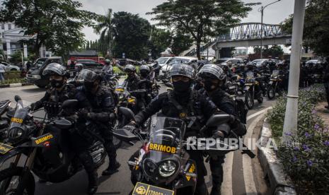 Sejumlah personel Brimob melakukan pengamanan saat berlangsungnya sidang lanjutan kasus pelanggaran protokol kesehatan dengan terdakwa Rizieq Shihab di Pengadilan Negeri (PN) Jakarta Timur, Jakarta, Jumat (19/3/2021). Sidang tersebut beragendakan pembacaan dakwaan dari Jaksa Penuntut Umum (JPU). 