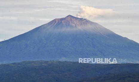  Ada sekitar 39 ayat dalam Alquran yang menyebutkan  sifat-sifat gunung. Foto:  Gunung Kerinci (ilustrasi).