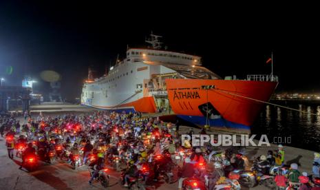 Pemudik motor antre sebelum menaiki kapal di Pelabuhan Ciwandan, Cilegon, Banten, Rabu (19/4/2023) dini hari. Peningkatan jumlah pemudik motor pada Rabu (19/4) dini hari terjadi di Pelabuhan Ciwandan. Sejunlah pemudik mulai memadati area pelabuhan sekitar pukul 00.00 WIB. Sementara berdasarkan data dari Pelindo, sebanyak 12.657 unit sepeda motor yang menyeberang dari Pelabuhan Ciwandan menuju Sumatera sejak sabtu (15/4) hingga Selasa (18/4) sore. Puncak arus mudik di Pelabuhan Ciwandan diprediksi terjadi pada hari ini Rabu (19/4).