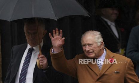  Raja Inggris Charles III melambaikan tangan saat menghadiri peresmian patung Ratu Elizabeth II di York Minster, di York, Inggris, Rabu, 9 November 2022.