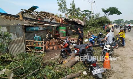 Ratusan bangunan dan warung di pinggir jalan rusak berat akibat angin puting beliung (ilustrasi).