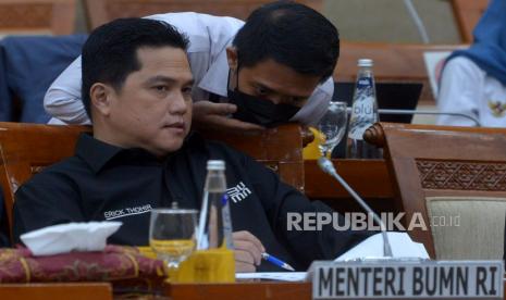 Menteri BUMN Erick Thohir mengikuti rapat kerja dengan Komisi VI DPR di Kompleks Parlemen, Senayan, Jakarta, Senin (56/12/2022). Erick menyebut saat ini utang PLN tinggal Rp 404 triliun dari Rp 500 triliun atau turun Rp 96 triliun lewat transformasi