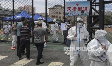 Sejumlah warga yang mengunjungi dan tinggal di dekat Pasar Xinfadi, mengantri untuk mengikuti tes Covid-19 di Pusat Olahraga Guang