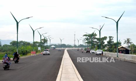 Warga melewati Jembatan Kretek 2 di Bantul, Yogyakarta. Pemkab Bantul mengebut perbaikan jalan rusak menjelang lebaran.