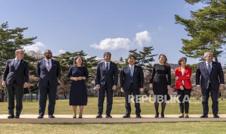 Dari kiri, Wakil Sekretaris Jenderal Uni Eropa dan Direktur Politik Layanan Aksi Eksternal Eropa Enrique Mora, Menteri Luar Negeri Inggris James Cleverly, Menteri Luar Negeri Jerman Annalena Baerbock, Menteri Luar Negeri AS Antony Blinken, Menteri Luar Negeri Jepang Yoshimasa Hayashi, Menteri Luar Negeri Kanada Melanie Joly , Menteri Luar Negeri Prancis Catherine Colonna dan Menteri Luar Negeri Italia Antonio Tajani berfoto dalam Pertemuan Menteri Luar Negeri G7 di hotel The Prince Karuizawa di Karuizawa, Jepang, Senin, 17 April 2023.