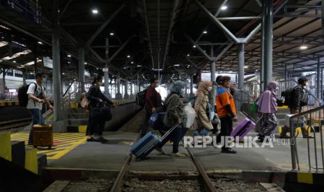 Sejumlah penumpang kereta api berjalan setibanya di Stasiun Tugu, Yogyakarta.