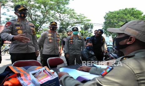 Kapolda Jawa Barat (Jabar) Irjen Pol Rudy Sufahriadi (kiri) berbincang dengan anggota Satpol PP Kota Bogor saat memantau pelaksanaan operasi yustisi penegakan disiplin penggunaan masker dan penerapan protokol kesehatan di jalan Pajajaran, Kota Bogor, Jawa Barat, Jumat (25/9/2020). Kapolda Jabar mengatakan masih banyak warga Bogor yang tidak memakai masker dan tidak peduli dengan protokol kesehatan pencegahan penularan pandemi COVID-19. 