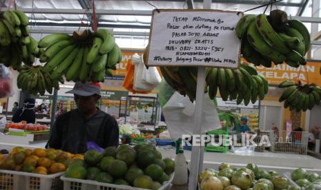 Manfaat Makan Buah dan Sayur Saat Puasa Ramadhan. Foto: Pedagang menyiapkan sayuran dan buah yang dibeli konsumen  (Ilustrasi).