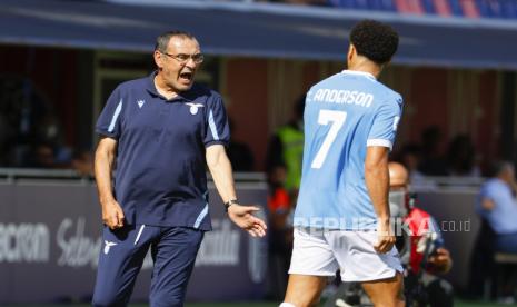  Pelatih Lazio Maurizio Sarri (kiri).