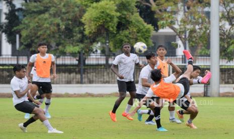 Pesepakbola Timnas U-20 saat berlatih di Lapangan A Senayan, Jakarta, Rabu (15/2/2023). Timnas U-20 menjalani pemusatan latihan jelang kejuaraan Piala Asia U-20 2023.