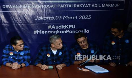 Ketua Umum Partai Rakyat Adil Makmur (PRIMA) Agus Jabo Priyono (kedua kiri) bersama Sekjen PRIMA Dominggus Oktavianus Tobu Kiik (kedua kanan) bersiap menyampaikan konferensi pers di Jakarta, Jumat (3/3/2023). Prima mengeklaim materi gugatan partainya yang dilayangkan ke Pengadilan Negeri Jakarta Pusat bukan merupakan sengketa pemilu melainkan menggugat KPU atas perkara perbuatan melawan hukum yang menghambat hak politik partainya serta meminta tahapan Pemilu 2024 diulang.