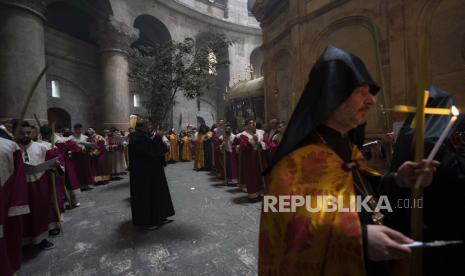 Pendeta Kristen Ortodoks di Gereja Makam Suci, tempat di mana orang Kristen percaya Yesus Kristus disalibkan, dikuburkan dan dibangkitkan, di Yerusalem.