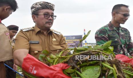 Bupati Cirebon Imron Rosyadi ikut gotong royong bersih-bersih Sungai Sigranala di Desa Pegagan Kidul, Kecamatan Kapetakan, Kabupaten Cirebon, Jawa Barat, Senin (15/1/2024).