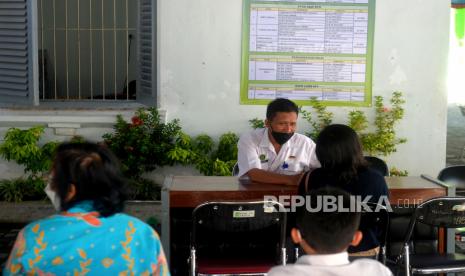 Petugas melayani pengaduan penerimaan peserta didik baru (PPDB) online orang tua wali di Dinas Pendidikan Kota Yogyakarta, Rabu (15/6/2022).Total kursi yang disiapkan untuk jenjang SMP negeri pada PPDB tahun ajaran 2022/2023 tercatat sebanyak 3.466 siswa di 16 SMP negeri dengan berbagai jalur pendaftaran dimulai dari bibit unggul dengan kuota 10 persen, zonasi wilayah 15 persen, zonasi mutu 44 persen, prestasi luar daerah 10 persen, afirmasi untuk penduduk miskin 11 persen, afirmasi untuk penyandang disabilitas lima persen, dan perpindahan orang tua atau kemaslahatan guru lima persen.