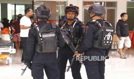  Polisi menjaga rumah sakit tempat para pekerja yang diancam oleh pemberontak Papua dibawa untuk pemeriksaan medis di Mimika, Provinsi Papua, Rabu (8/2/2023). Pasukan keamanan mengevakuasi para pekerja dari daerah tempat mereka mencari seorang pilot Selandia Baru yang disandera oleh pemberontak separatis Tentara Pembebasan Papua Barat.