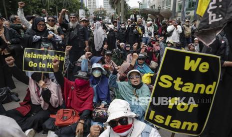 Pengunjuk rasa Muslim memegang plakat dan meneriakkan slogan-slogan selama unjuk rasa anti-Swedia di luar kedutaan Swedia di Jakarta, Indonesia, 30 Januari 2023. Ratusan pengunjuk rasa melakukan unjuk rasa menentang pembakaran Alquran di Swedia oleh Pemimpin politik sayap kanan Denmark pihak Stram Kurs (Garis Keras), Rasmus Paludan, menuntut agar pemerintah Swedia mengambil tindakan.