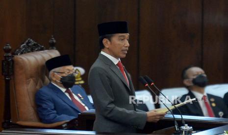 Presiden Joko Widodo menyampaikan pidato dalam rapat Paripurna DPR pembukaan masa persidangan I DPR tahun sidang 2022-2023 di Gedung Nusantara, Kompleks Parlemen, Senayan, Jakarta, Selasa (16/8/2022). Rapat paripurna tersebut beragendakan pidato presiden pada penyampaian keterangan pemerintah atas UU APBN Tahun Anggaran 2023 beserta nota keuangannya. Prayogi/Republika.