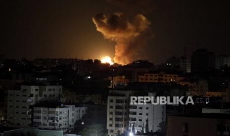 Israel membunuh tiga komandan senior Jihad Islam dalam serangan udara di Gaza. Pejabat Palestina mengatakan, serangan itu juga menewaskan warga sipil, termasuk anak-anak.