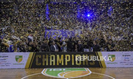 Sejumlah pebasket Prawira Harum Bandung bersama ofisial mengangkat trofi usai memenangkan pertandingan final Indonesia Basket League (IBL) Tokopedia 2023 di Gor C-Tra Arena Bandung, Kota Bandung, Jawa Barat, Sabtu (22/7/2023). Prawira Harum Bandung berhasil menjadi juara IBL Tokopedia 2023 usai mengalahkan Pelita Jaya Bakrie Jakarta dengan skor 63-58.