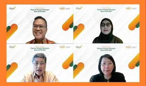 Ongki Wanadjati Dana, Direktur Utama Bank BTPN  (kiri bawah)