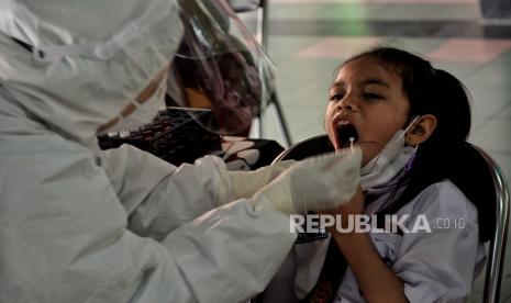 Tenaga kesehatan melakukan tes usap PCR kepada siswa di SDN Gunung 05 Mexico, Jalan Hang Lekir V No 53, Kebayoran Baru, Jakarta Selatan, Kamis (3/2/2022). Pemerintah DKI Jakarta telah mengeluarkan kebijakan untuk memberhentikan PTM di tengah melonjaknya kasus COVID-19 di DKI Jakarta. Sejumlah sekolah melakukan upaya antisipasi penyebaran COVID-19 dengan penyemprotan disinfektan, melakukan tes usap PCR peserta didik dan tenaga kependidikan juga menggelar Pembelajaran Jarak Jauh (PJJ). Republika/Thoudy Badai