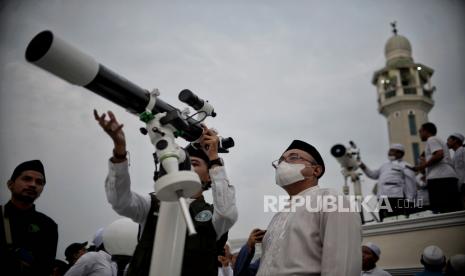 Santri melakukan pemantauan hilal di Masjid Al-Musyari melakukan rukyat. (ilustrasi). Rabithah Alawiyah menilai Ramadhan momentum perkuat ukhuwah 