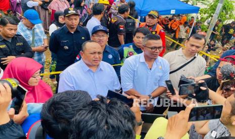 Ketua DPRD Kota Bogor Atang Trisnanto dan Wakil Ketua I DPRD Kota Bogor Jenal Mutaqin, meninjau lokasi longsor di Kampung Sirnasari, Kelurahan Empang, Kecamatan Bogor Selatan, Kota Bogor, Kamis (16/3/2023). 