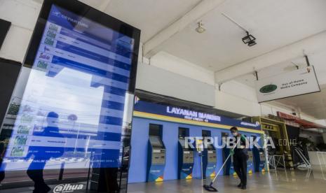 Menhub Pastikan ada Empat Penerbangan Umroh dari Kertajati. Foto:  Petugas saat membersihkan area Bandara Halim Perdanakusuma, Jakarta, Rabu (26/1/2022). Bandara Halim Perdanakusuma ditutup sementara mulai hari ini selama 3,5 bulan dalam rangka revitalisasi. Selama masa revitalisasi operasional penerbangan dialihkan ke lima bandara yaitu Soekarno Hatta, Husein Sastranegara, Kertajati, Pondok Cabe dan Budiarto Republika/Putra M. Akbar