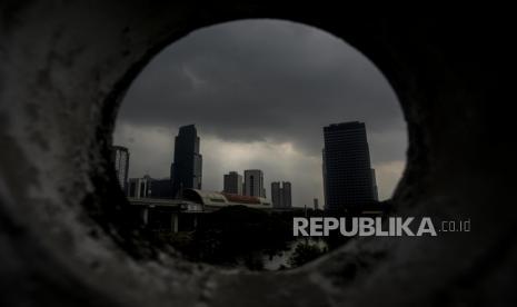 Suasana gedung bertingkat yang diselimuti awan gelap terlihat dari kawasan Kuningan, Jakarta, Rabu (27/10). Badan Meteorologi, Klimatologi dan Geofisika (BMKG) menyampaikan peringatan dini waspada fenomena La Nina menjelang akhir tahun 2021 yang menyebabkan peningkatan curah hujan. Republika/Putra M. Akbar