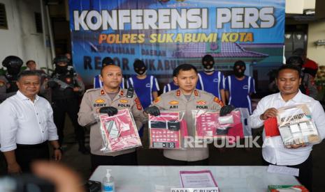 Kepala Polres (Kapolres) Sukabumi Kota AKBP Ari Setyawan Wibowo merilis pengungkapan kasus peredaran narkoba jenis sabu-sabu di Markas Polres Sukabumi Kota, Jawa Barat, Senin (8/5/2023).