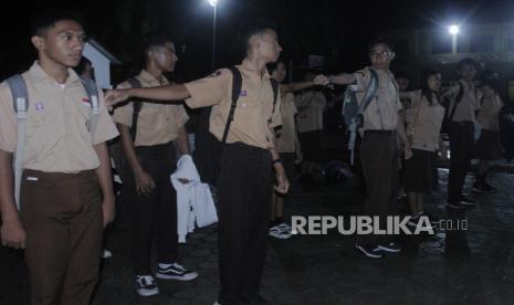 Sejumlah pelajar Sekolah Menengah Atas (SMA) mengikuti apel pagi penerapan aktivitas sekolah mulai pukul 05.00 WITA di halaman SMA Negeri I Kupang di Kota Kupang, NTT, Rabu (1/3/2023). Pendiri Gerakan Sekolah Menyenangkan sebut belum ada studi masuk sekolah jam 5 pagi.