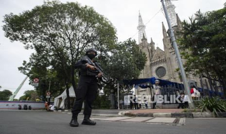 Polisi berjaga saat berlangsungnya ibadah Misa Paskah di Gereja Katedral, Jakarta