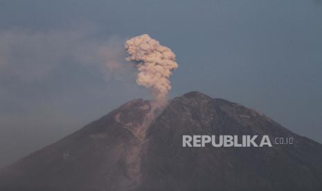  Gunung Semeru mengalami erupsi (ilustrasi). Gunung Semeru yang berada di perbatasan Kabupaten Lumajang dan Malang Jawa Timur mengalami erupsi.