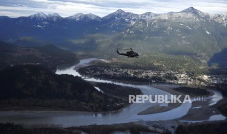 Salah satu dari tiga helikopter Royal Canadian Air Force mensurvei Fraser Valley setelah hujan badai melanda provinsi British Columbia di Kanada barat, memicu tanah longsor dan banjir, dan menutup jalan raya, dekat Abbottsford, British Columbia, Ahad, 21 November 2021. Rantai pasokan transportasi Kanada sangat terpukul oleh pandemi Covid-19 dan banjir.