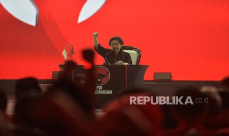 Ketua Umum PDI Perjuangan (PDIP) Megawati Soekarnoputri menyampaikan pidato politk saat Rapat Kerja Nasional (Rakernas) Ke-V PDIP di Beach City International Stadium Ancol, Jakarta, Jumat (24/5/2024). Rakernas Ke-V PDIP dihadiri langsung oleh sebanyak 4.858 peserta yang terdiri dari fungsionaris DPP Partai, Ketua, Sekretaris, Bendahara DPD dan DPC Partai, Anggota DPR RI, badan dan sayap partai, Ketua, Sekretaris, Bendahara DPLN dari 16 negara, Anggota DPRD Provinsi, Kabupaten, Kota, Kepala dan Wakil Kepala Daerah PDIP, serta calon anggota DPR RI terpilih pemilu 2024 yang non-incumbent. Rakernas V PDIP digelar pada 24-26 Mei 2024 dengan mengusung tema Satyam Eva Jayate:Kebenaran Pasti Menang dan subtema Kekuatan Persatuan Rakyat dalam Kebenaran.